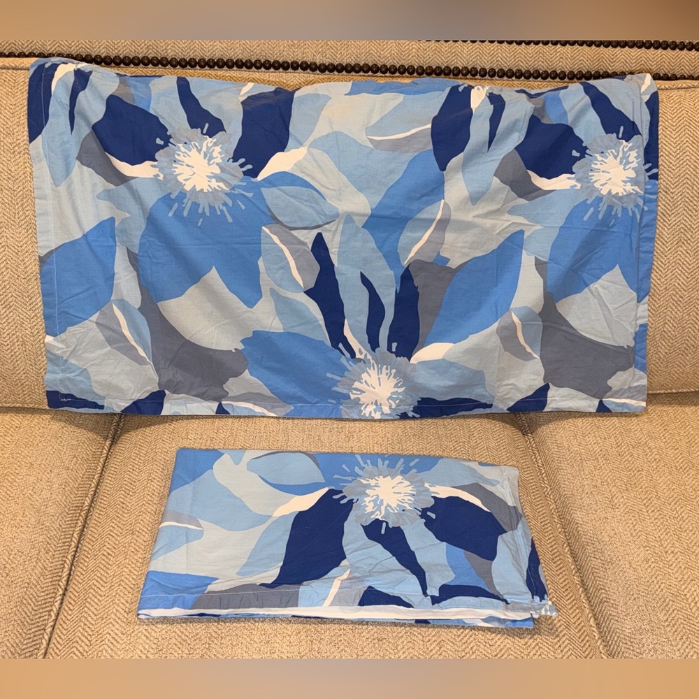Trina Turk (2) Pillow Shams With A Large Abstract Floral Pattern - Picture 4 of 8